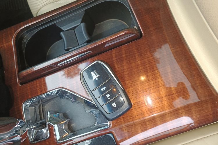 丰田 皇冠 2015款 2.5L 智享版中控内饰11