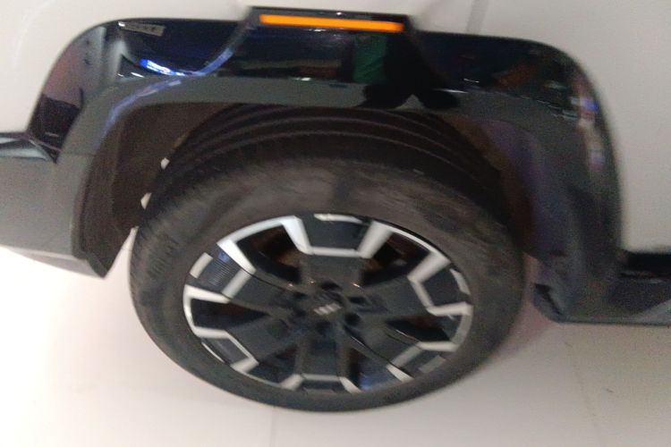 方程豹 豹8 2025款 智勇旗舰版 7座车身外观6008