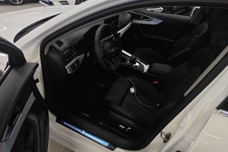 奥迪A4L 2024款 40 TFSI 时尚动感型中控内饰20