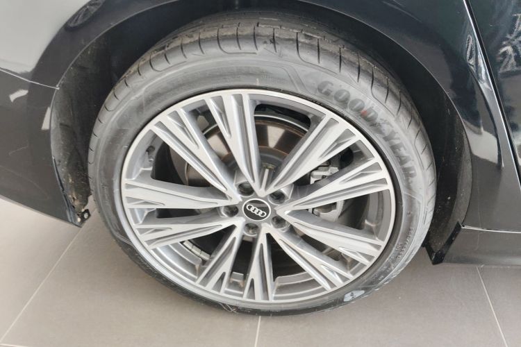 奥迪A6L 2025款 45 TFSI 臻选动感型+通风舒享包车身外观6008