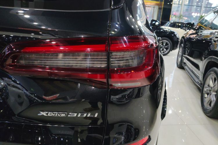 宝马X5 2022款 改款 xDrive 30Li 尊享型M运动套装车身外观9