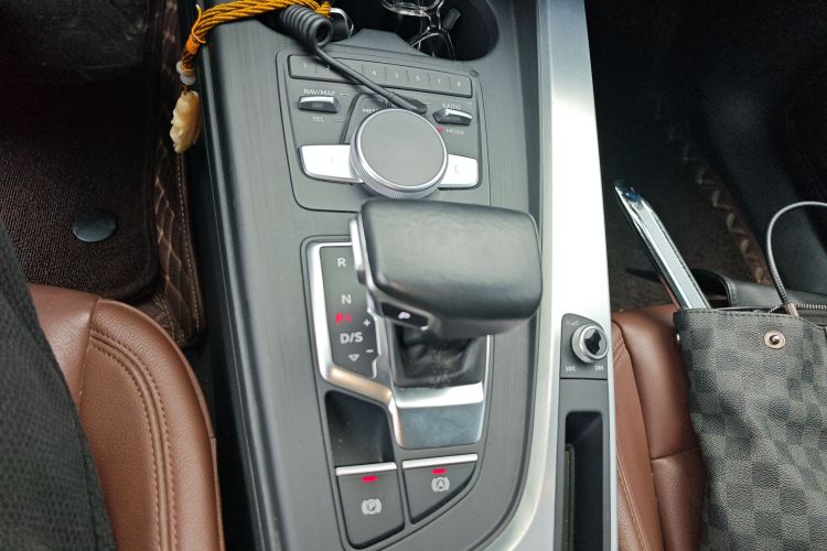 奥迪A4L 2018款 30周年年型 40 TFSI 时尚型中控内饰18