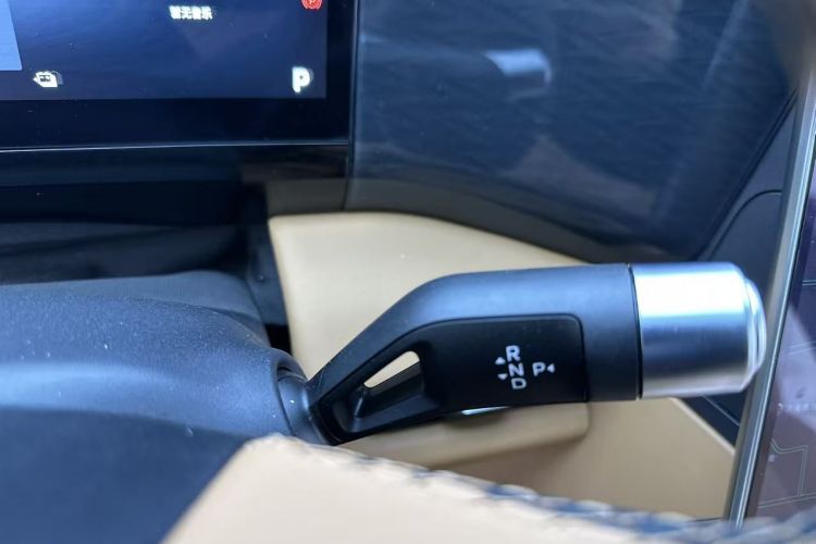 吉利银河 银河L7 2025款 EM-i 115km 探索版局部细节18