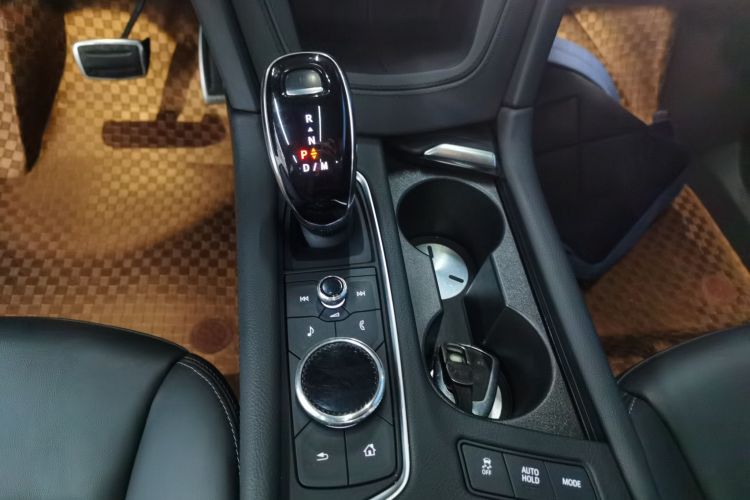 凯迪拉克XT5 2022款 2.0T 四驱尊贵型中控内饰18