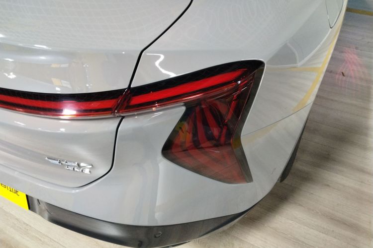 红旗EH7 2024款 760 Pro+ 四驱荣耀版车身外观9