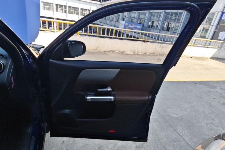 奔驰GLB 2022款 改款二 GLB 200 时尚型中控内饰42