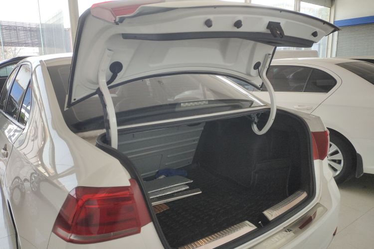 大众 桑塔纳 2016款 1.6L 手动舒适版机舱底盘23