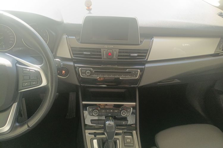 宝马2系旅行车 2016款 220i 领先型中控内饰16