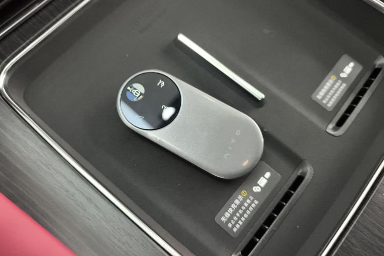 鸿蒙智行 问界M8 2025款 增程 Max+版 53.4kWh 6座版中控内饰7001