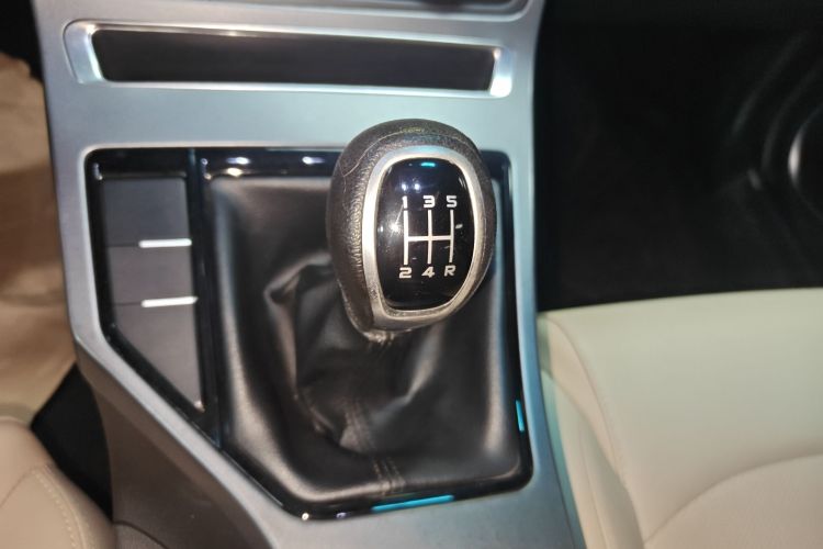 吉利汽车 帝豪 2018款 1.5L 手动豪华型中控内饰18