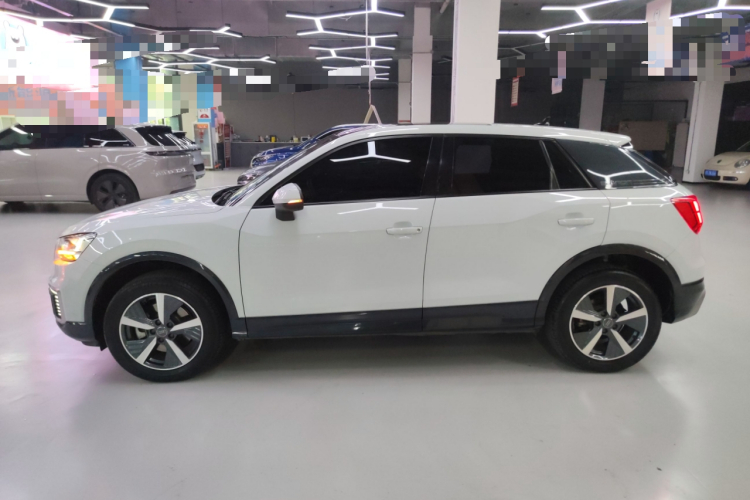 奥迪Q2L e-tron 2019款 Q2L e-tron 纯电智酷型车身外观4