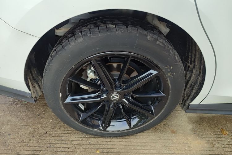 长安UNI-V 2023款 1.5T 尊贵型车身外观6008