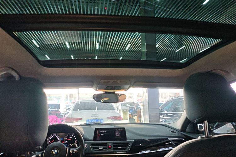 宝马1系 2019款 120i 领先型M运动套装中控内饰22