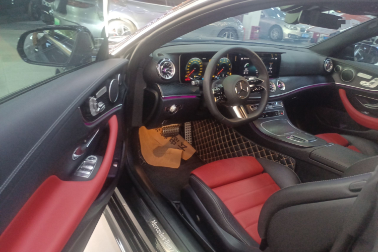 奔驰E级(进口) 2023款 改款 E 300 轿跑车中控内饰20