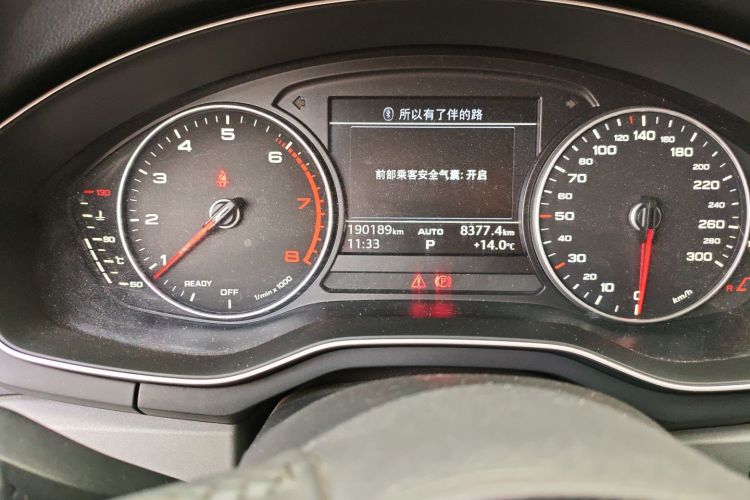 奥迪A4L 2017款 40 TFSI 进取型中控内饰15