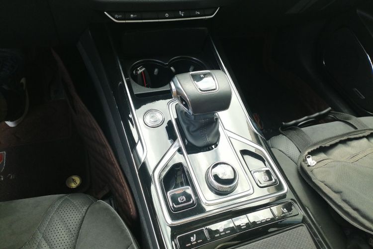 红旗HS5 2022款 2.0T 智联旗享四驱版中控内饰18