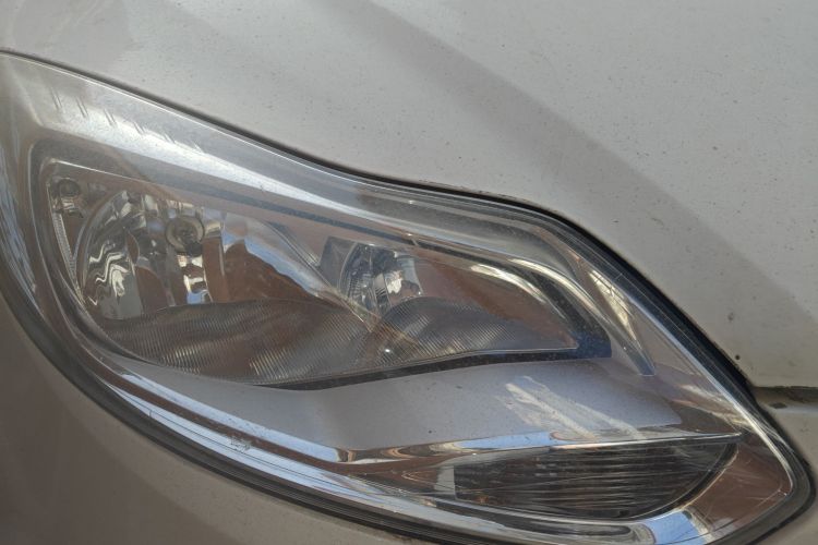 福特 福克斯 2012款 三厢 1.6L 手动舒适型车身外观8