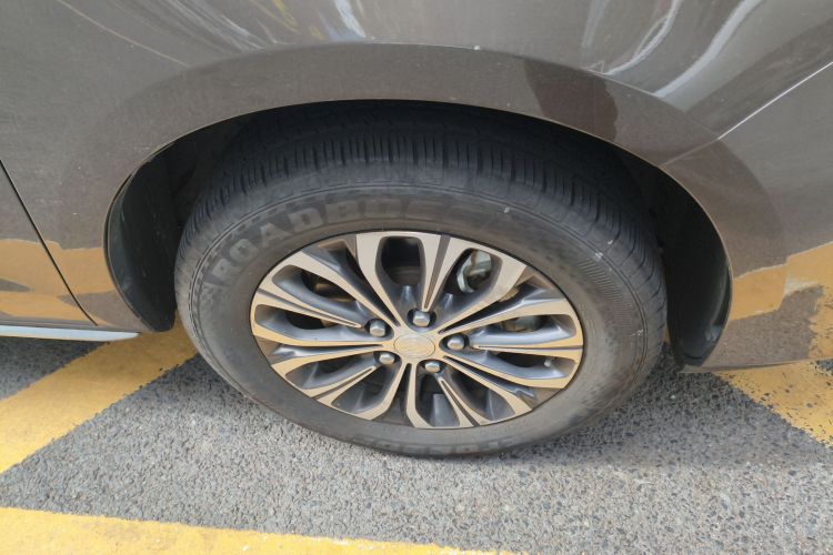 别克GL8 2023款 陆上公务舱 舒适型车身外观10