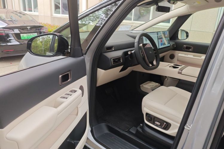 理想汽车 理想MEGA 2025款 Home 家庭特别版中控内饰7003