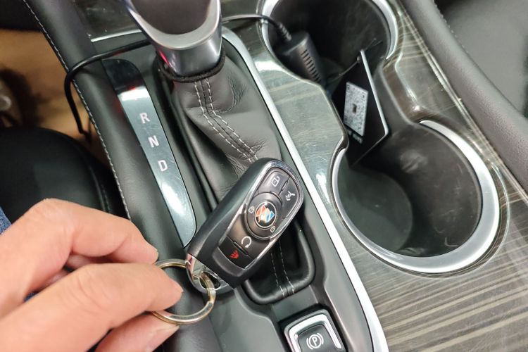 别克 昂科威 2020款 20T 两驱精英型中控内饰11