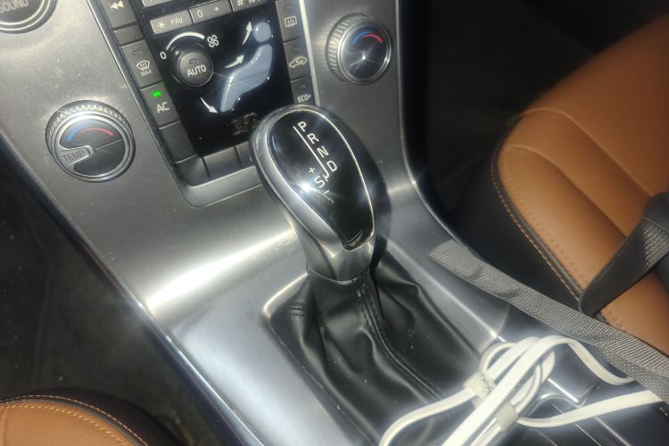 沃尔沃S60 2017款 S60L T3 智进版中控内饰18