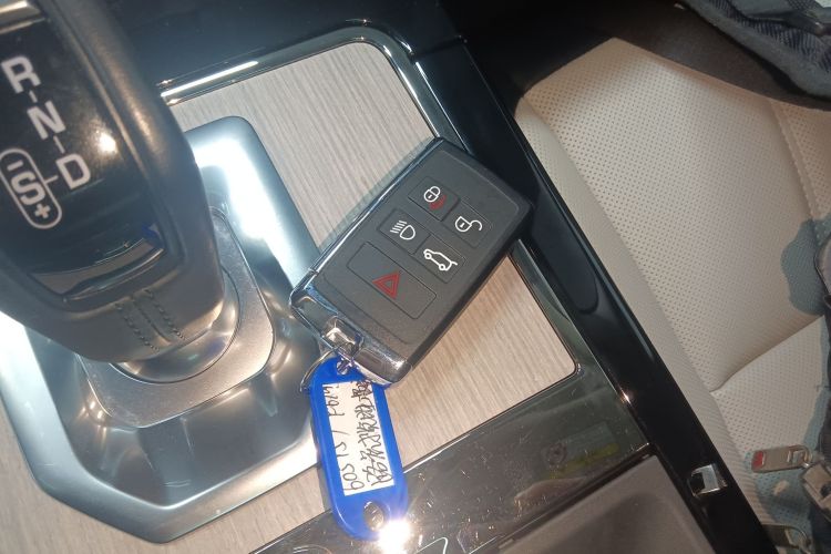 路虎 揽胜极光 2023款 极光L 249PS 豪华版中控内饰11