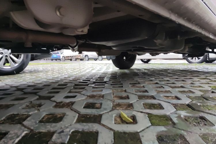 上汽大通MAXUS 新途V80 2023款 2.0T AMT经典傲运通短轴中顶5/6座局部细节9002