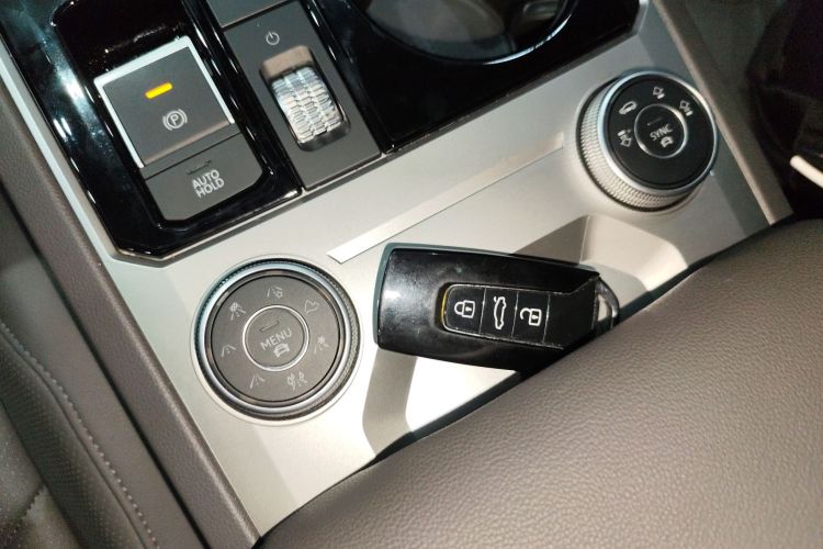 大众 途锐 2021款 3.0TSI 锐享版 经典运动套装中控内饰11