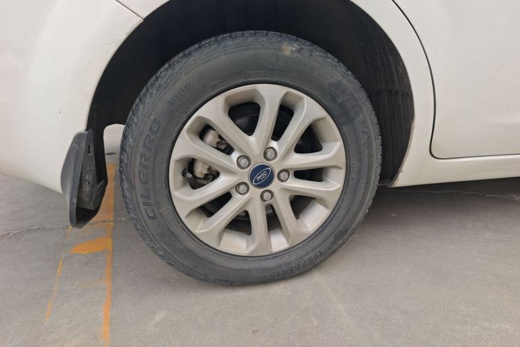 福特 福克斯 2013款 两厢经典 1.8L 自动基本型车身外观6008