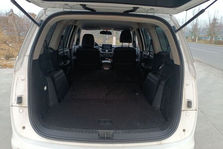 宝骏730 2019款 1.5T CVT时尚型 7座 国VI机舱底盘23