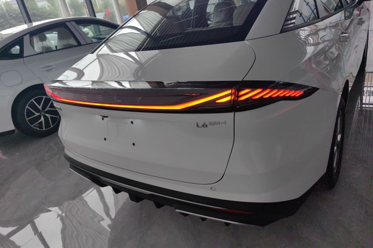 吉利银河 银河L6 2025款 EM-i 60km 探索版车身外观6