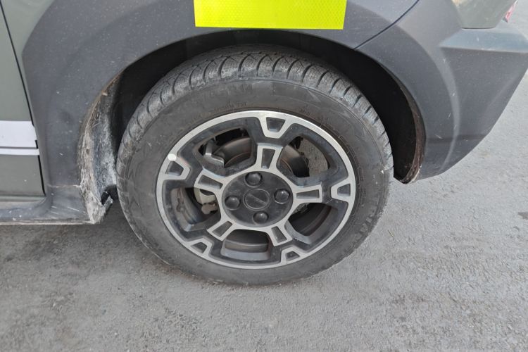 吉利银河 2024款 200km 熊猫骑士车身外观10