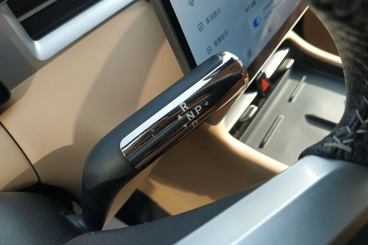 蓝电E5 PLUS 2025款 120km 标准续航版 7座中控内饰18