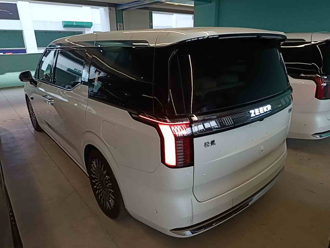 极氪009 2024款 七座过道版四驱 108kWh(3)