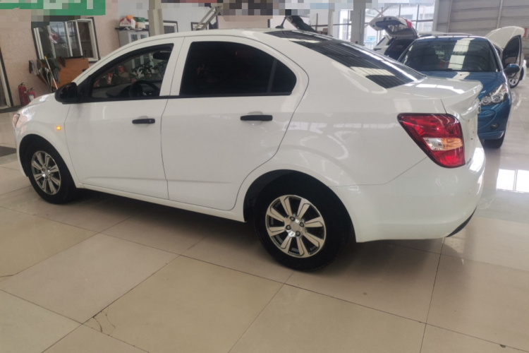 雪佛兰 爱唯欧 2014款 三厢 1.4SL MT 舒适版车身外观4