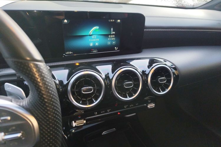 奔驰A级 2019款 改款 A 180 L 运动轿车中控内饰16