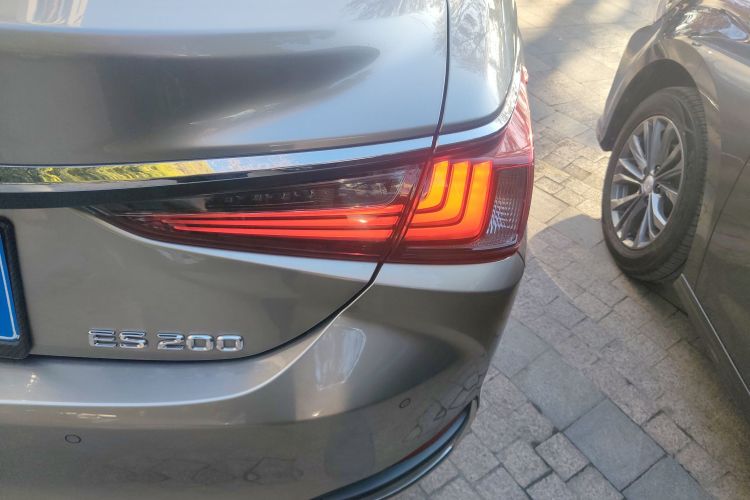 雷克萨斯ES 2022款 200 卓越版车身外观9