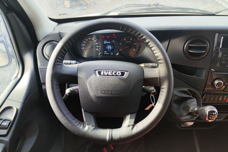 依维柯欧胜 2021款 2.0T 手动超瑞短轴高顶侧拉门F1A中控内饰13