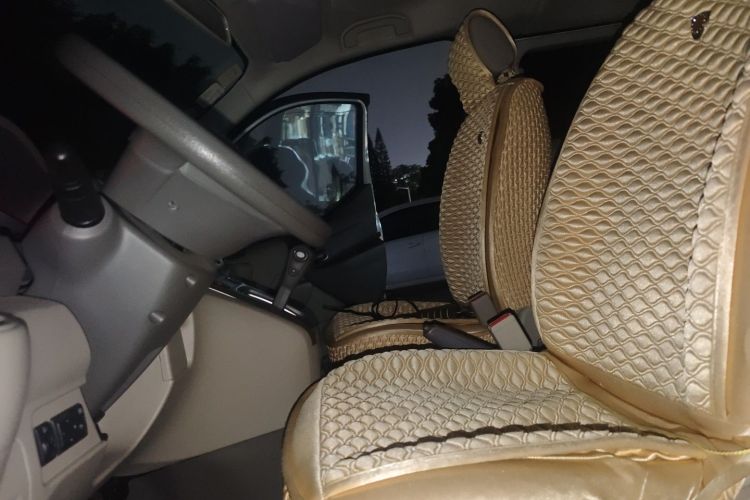 日产NV200 2016款 改款 1.6L CVT豪华型局部细节19