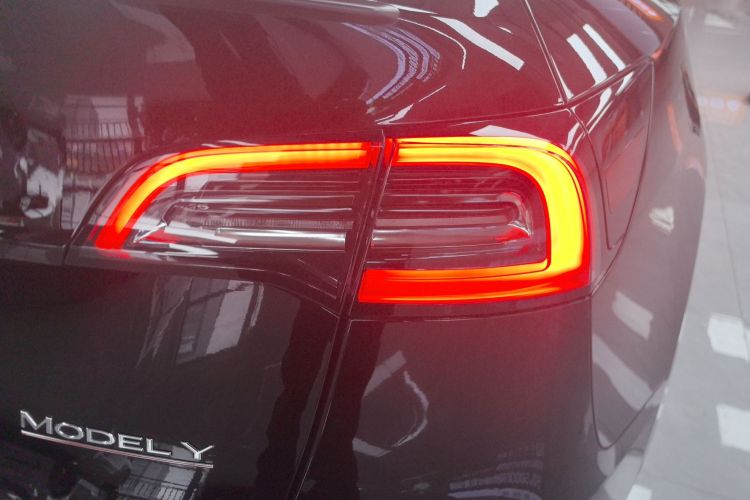 特斯拉 Model Y 2023款 高性能全轮驱动版车身外观9