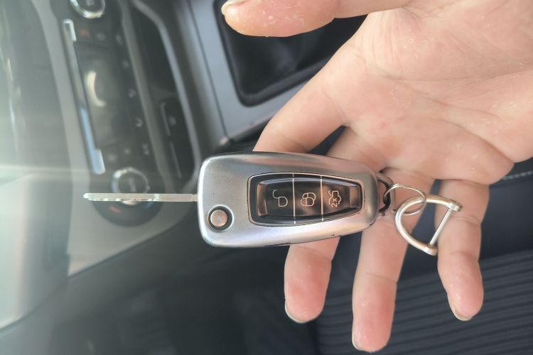 福特 福克斯 2012款 三厢 1.6L 手动风尚型中控内饰11