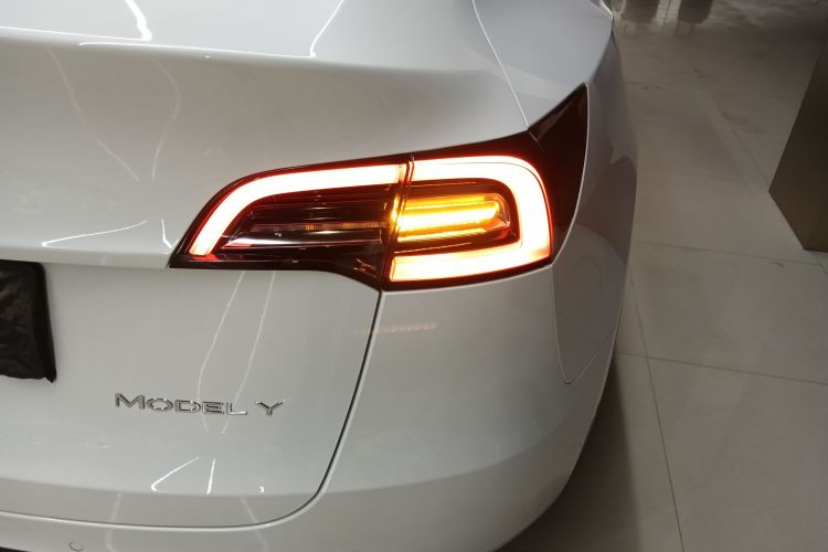 特斯拉 Model Y 2021款 标准续航后驱版车身外观9