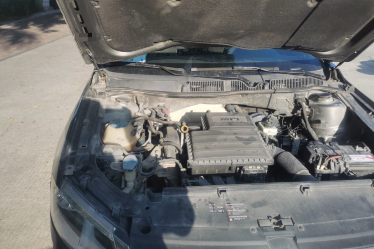 大众 朗逸 2013款 改款经典 1.6L 手动风尚版机舱底盘25