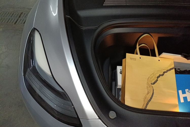 特斯拉 Model Y 2022款 改款 后轮驱动版局部细节9006