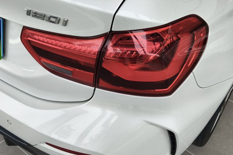 宝马1系 2021款 改款 120i M运动曜夜版车身外观9