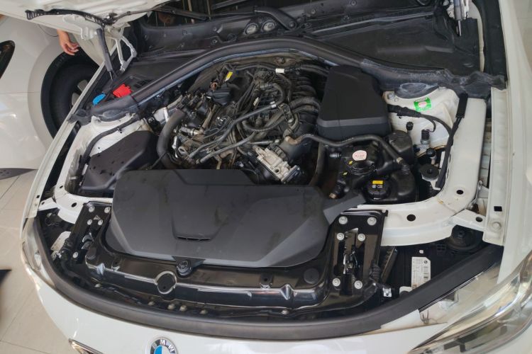 宝马3系 2017款 320Li 时尚型机舱底盘24