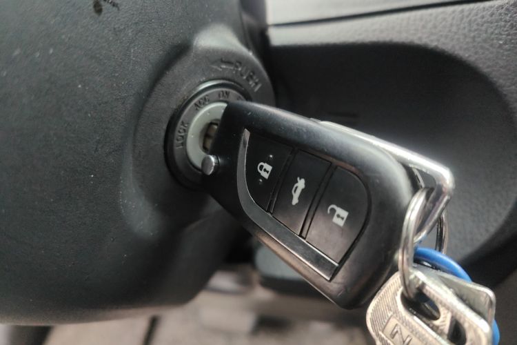 丰田 雷凌 2017款 改款 185T CVT新锐版 国V中控内饰11