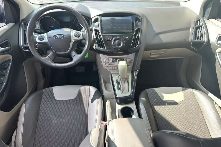 福特 福克斯 2012款 三厢 1.6L 自动风尚型中控内饰12