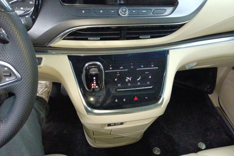 别克GL8 2023款 改款 陆上公务舱 豪华型中控内饰18