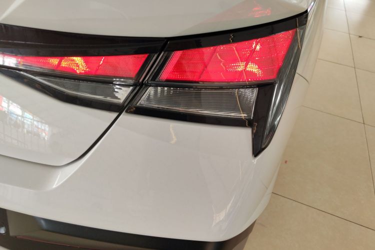 现代 伊兰特 2023款 1.5L CVT GLX精英版车身外观9